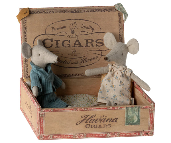 Mum & Dad Mice in Cigarbox